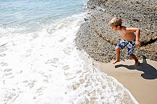 男孩,玩,海滩,拉古纳海滩,加利福尼亚,美国