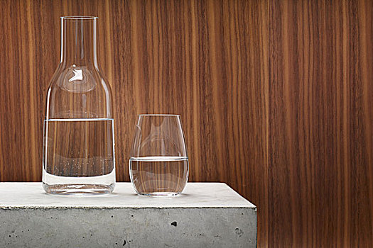 水,玻璃杯,瓶子,桌上,褐色背景