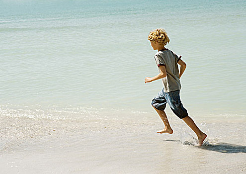 男孩,跑,海浪,海滩