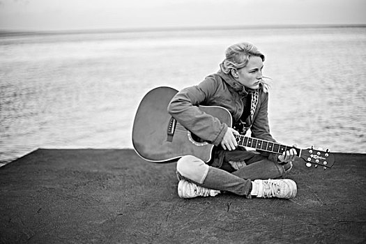 美女,坐,吉他,海洋,背景