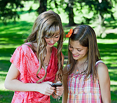 两个,姐妹,一起,公园,看,手机,艾伯塔省,加拿大