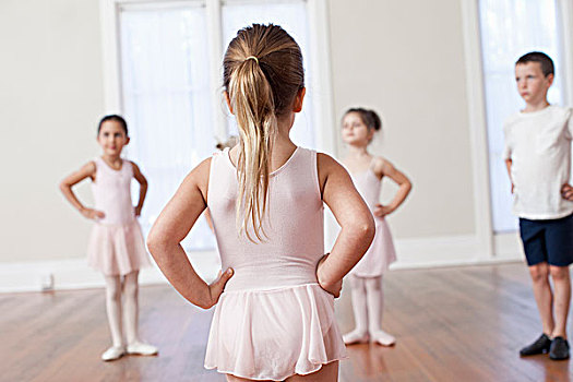 四个孩子,练习,芭蕾舞,手叉腰,芭蕾舞学校