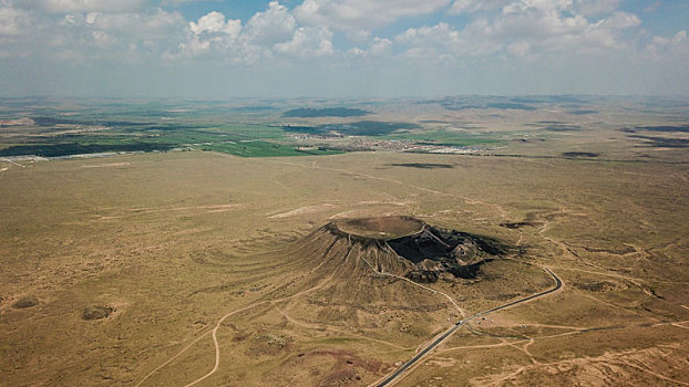 俯瞰乌兰察布察哈尔火山群火山口