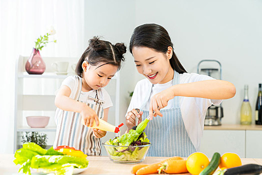 妈妈和女儿一起做蔬菜沙拉