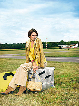 时尚,坐,女人,手提箱,机场