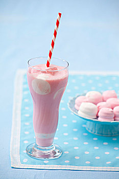 草莓奶昔,果浆软糖,玻璃杯