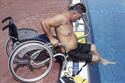 年轻,残障,男人,轮椅,使用者,游泳,练习,游泳池