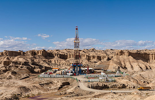石油井架矗立在中国新疆荒凉的戈壁里
