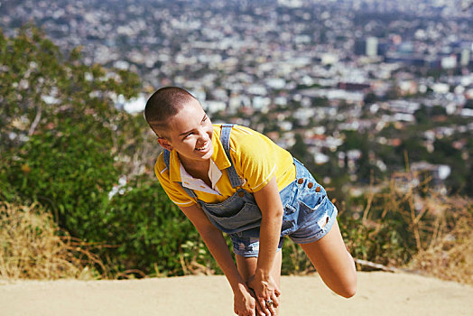 少女,短发,平衡性,单腿站立,城市,山顶,洛杉矶,加利福尼亚,美国