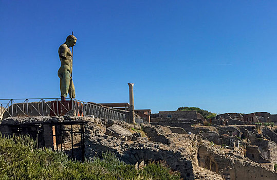意大利庞贝古城废墟上的现代雕像