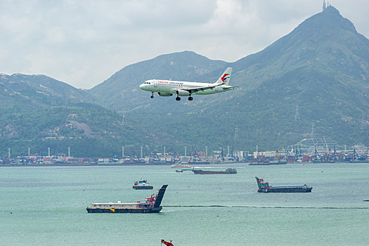 一架中国东方航空的客机正降落在香港国际机场