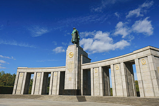 德国柏林大蒂尔加滕公园中的苏维埃战争纪念雕像