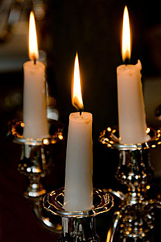 烛台上点着三支蜡烛