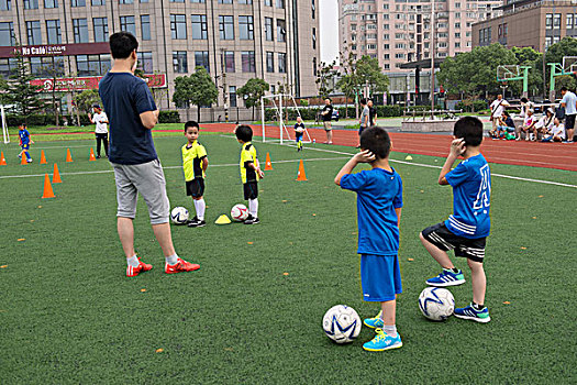 上海浦东北蔡中心小学开展的暑期足球培训课程