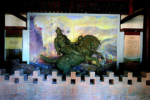 重庆古钓鱼城的博物馆中陈列着蒙哥汗爱将汪德臣被钓鱼城中的飞石给击中身亡的骑马塑像