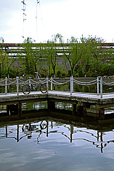 中國古典園林湖泊中的石板橋