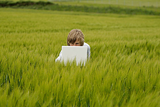 男青年,笔记本电脑,草