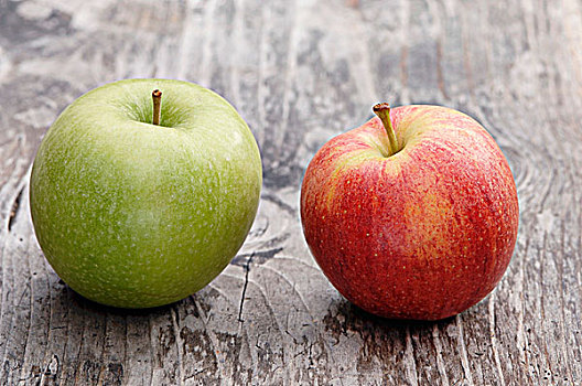 两个,苹果,澳洲青苹果,木质,表面