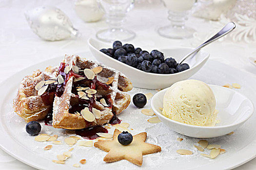 华夫饼,蓝莓,香草冰淇淋