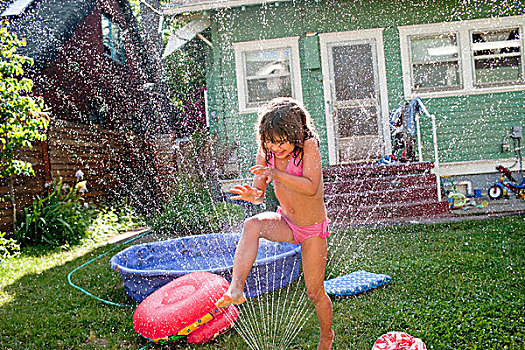 女孩,玩,花园,洒水器