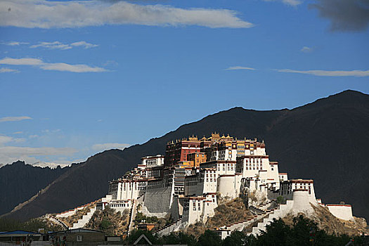 西藏拉萨清晨中的布达拉宫