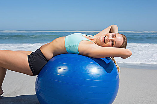 健身,女人,躺着,健身球,海滩,伸展