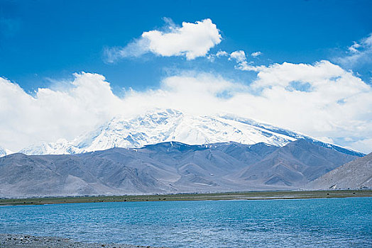 新疆墓士塔格峰