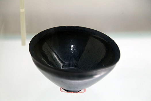 龙泉窑黑釉瓷碗