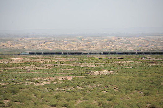 甘肃,河西走廊,行走在沙漠的火车