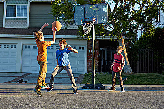 男孩,玩,篮球,户外,房子