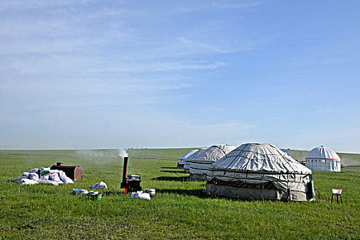 内蒙古呼伦贝尔陈巴尔虎旗草原参加那达慕会的牧民蒙古包