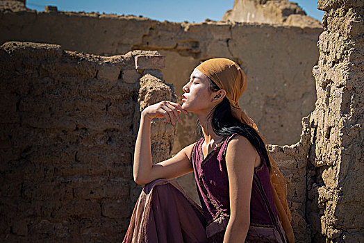 美女脱得只剩下皮肤