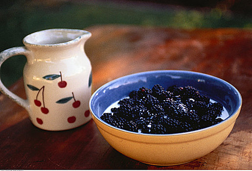 碗,黑莓,奶油,桌上,水罐