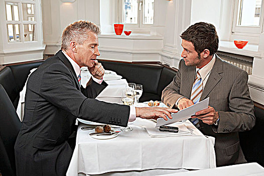 两个男人,商议,餐馆
