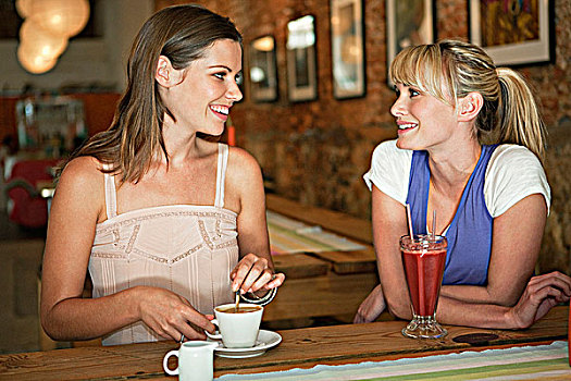两个女人,酒精饮料,咖啡