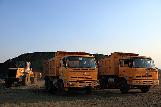 蒙古露天煤矿的卡车,蒙古