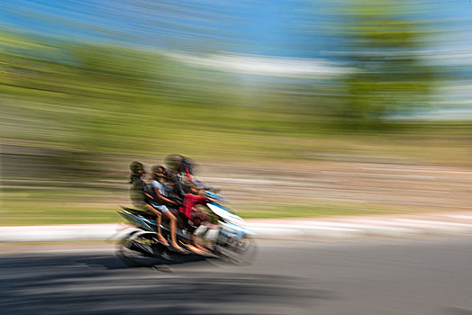 巴厘岛,女人,摩托车,三个孩子,模糊