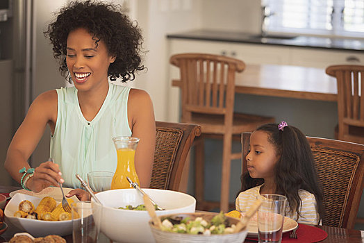 美国黑人,母亲,女儿,食物,餐桌