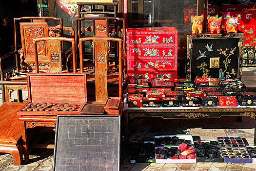 北京潘家园旧货市场内的老式家具店