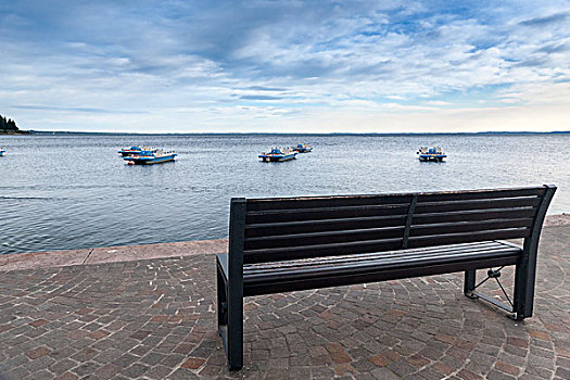 木制长椅,加尔达,湖