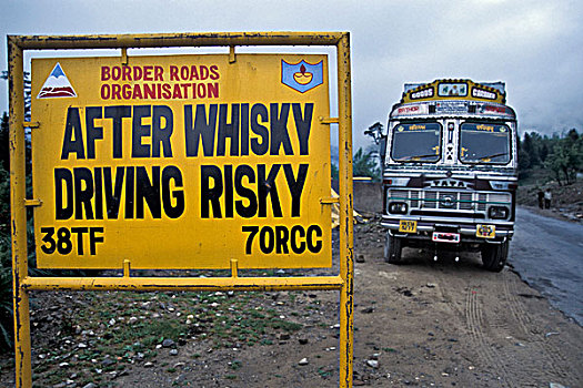 卡车,路标,警告标识,邀请,开车,小心,印度,喜马拉雅山,查谟-克什米尔邦,北印度,亚洲