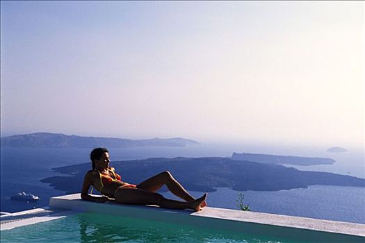 女人,躺着,边缘,游泳池,靠近,锡拉岛,基克拉迪群岛,希腊,欧洲