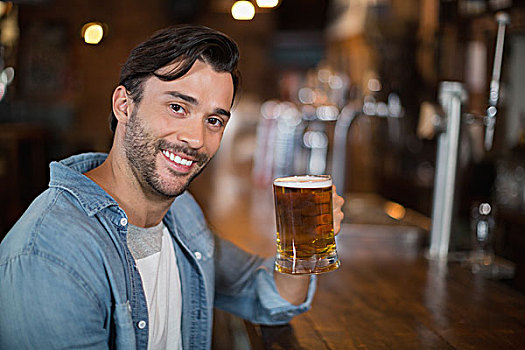 男人,头像,拿着,啤酒杯,酒吧,微笑,男青年