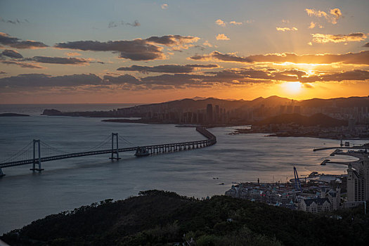 夕阳下的大连城市风光