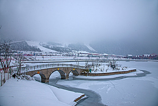 四川大邑县西岭雪山滑雪场日月坪映雪湖上的小桥