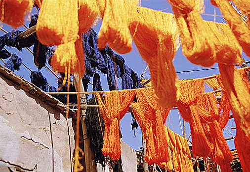 摩洛哥,马拉喀什,区域,毛织品,悬挂,非洲,北非,小路,市场,露天市场,经济,染色,工作,工艺品,传统,干燥,黄色,蓝色,仰视,户外