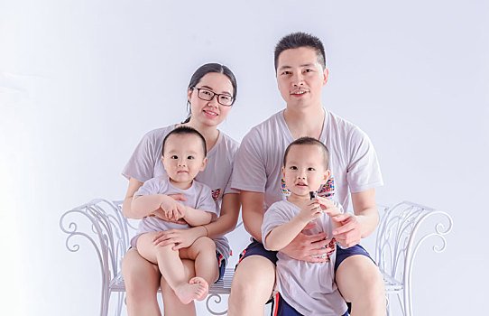 亚洲父母和可爱宝宝全家合影