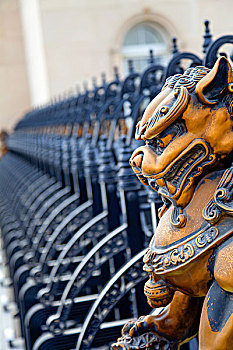 铁栅栏门上的狮子雕塑