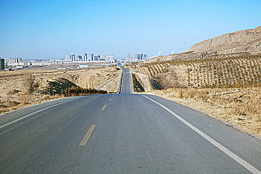 荒漠公路和城市