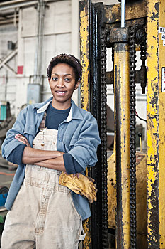 黑人女性,工人,举起,金属,工厂